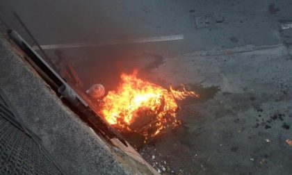 Cassonetto in fiamme in via Duca degli Abruzzi a Sanremo/ foto