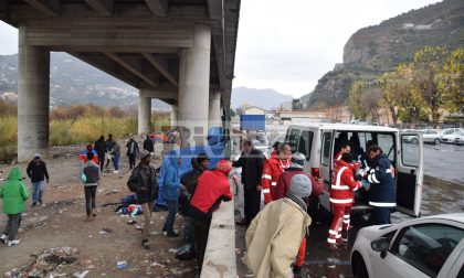 La Croce Rossa distribuisce 180 sacchetti alimentari ai migranti sul Roja