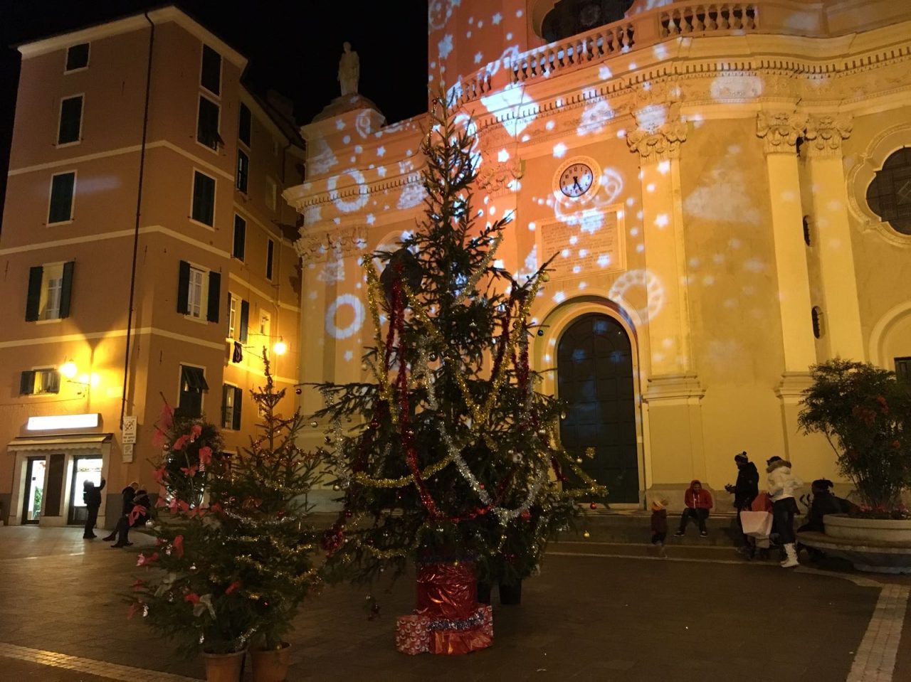 La magia del Natale arriva anche in via San Giovanni