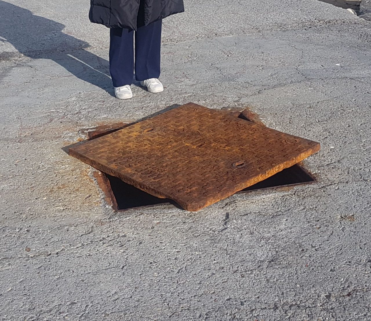 Cade in un tombino mentre scatta selfie, trasportata in Pronto Soccorso