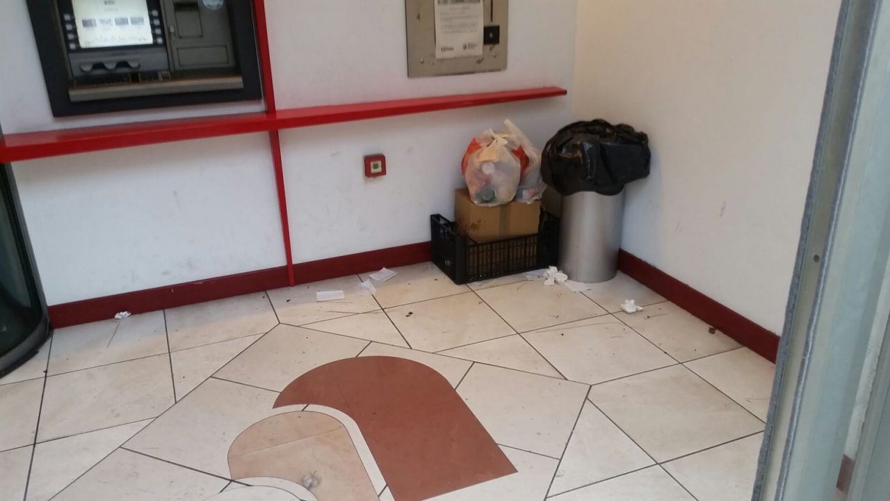 Bancomat usato come discarica: in una settimana nulla è cambiato
