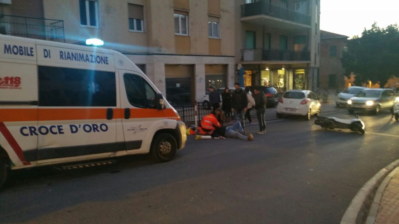 Scontro auto contro moto in via Agnesi, un ferito
