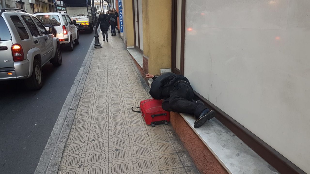 Smaltisce la sbornia in pieno centro. Interviene la Municipale
