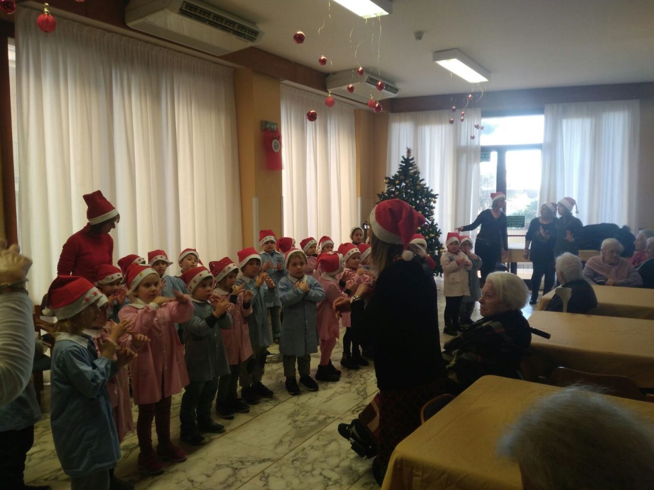 Bimbi dell’asilo di Arma in visita alla residenza per anziani