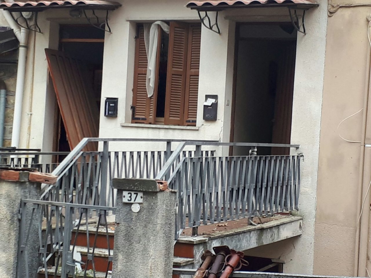 Salvo il 75enne residente nella palazzina esplosa questa mattina
