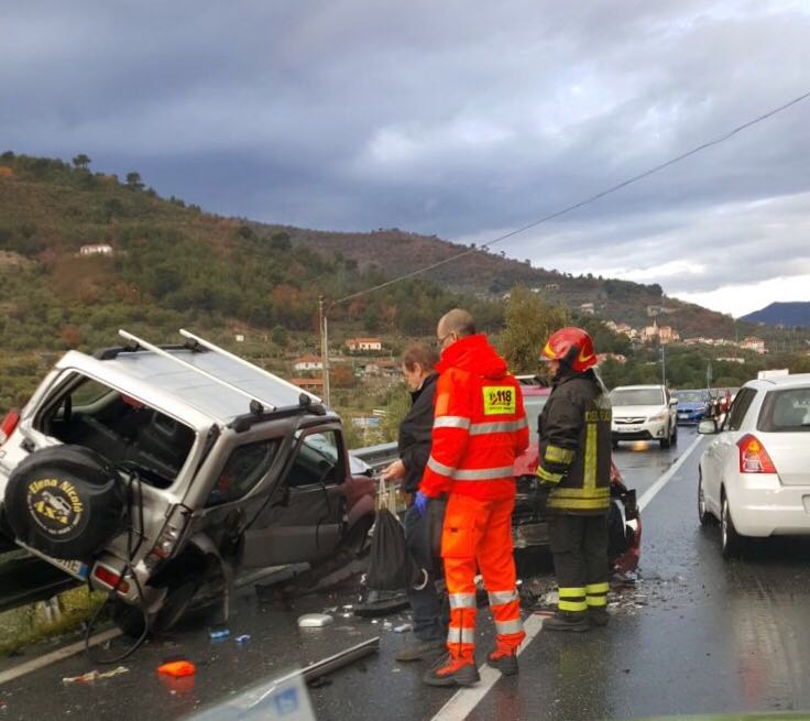 Frontale tra due auto sulla statale 28 a Imperia: 4 feriti traffico interrotto