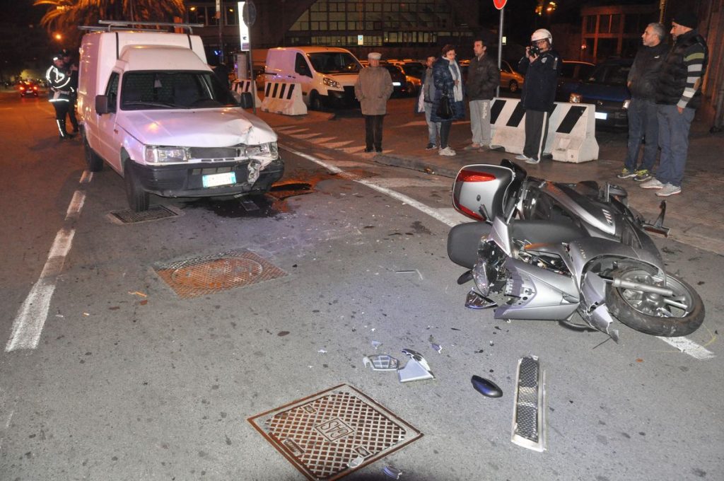 Incidente piazza Eroi Sanremesi Sanremo scooter_05