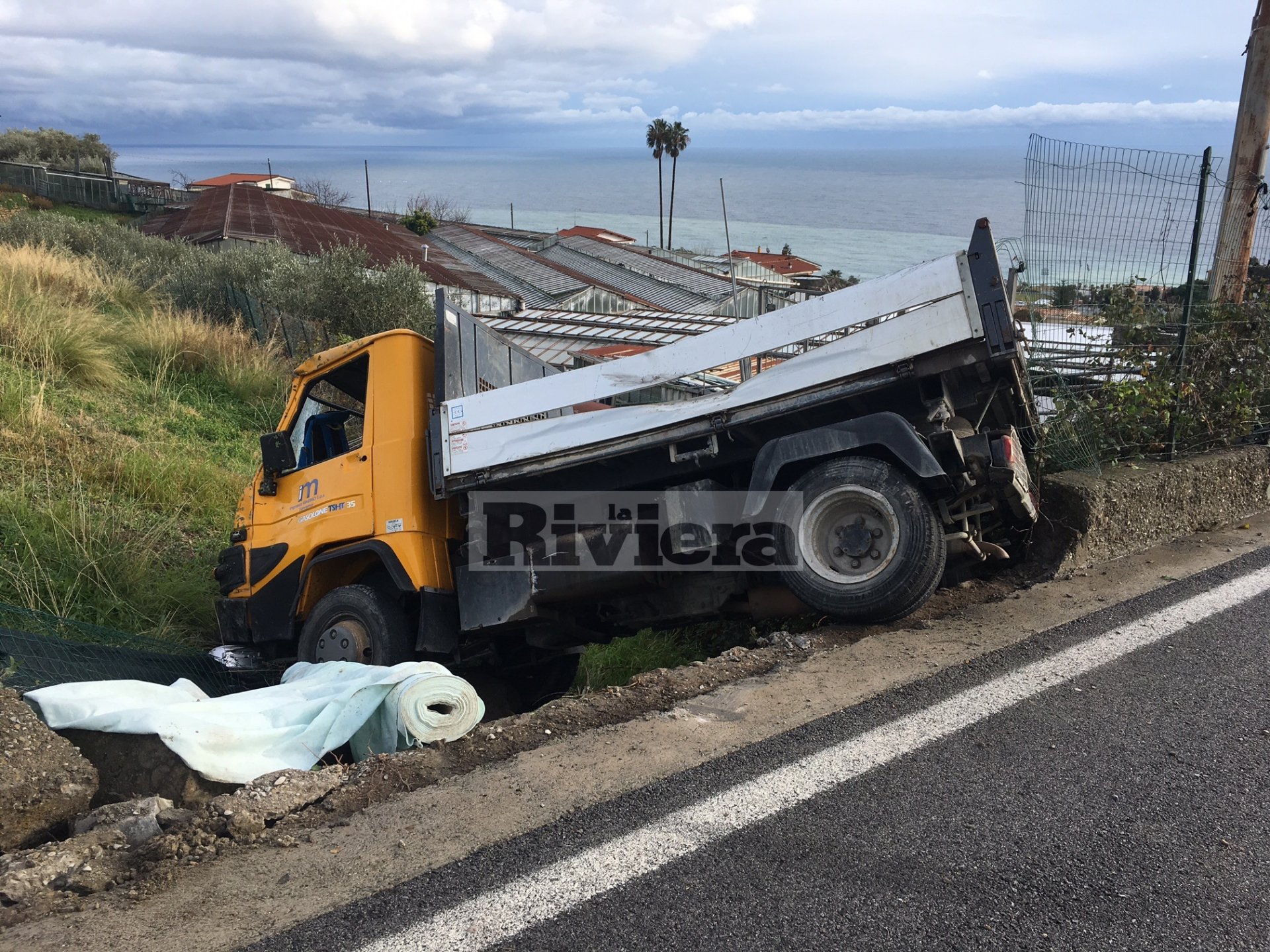 Motocarro Sanremo via Padre Semeria fuori strada_02