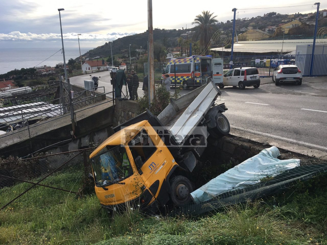 Motocarro finisce nelle fasce in via Padre Semeria/ L’ira degli abitanti col Comune/ Foto