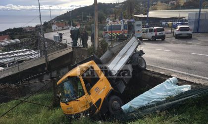 Motocarro finisce nelle fasce in via Padre Semeria/ L'ira degli abitanti col Comune/ Foto