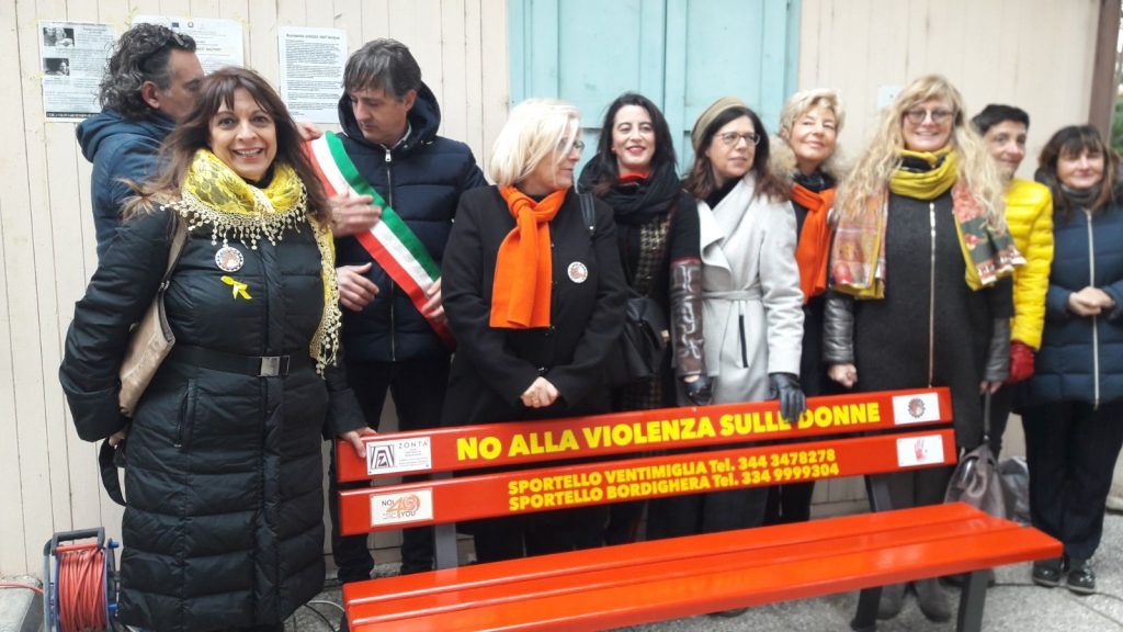 Panchina contro violenza donne Camporosso