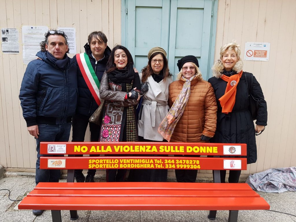 Panchina contro violenza donne Camporosso3