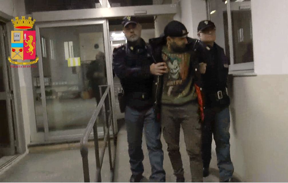 Arrestato un 23enne per violenza sessuale di gruppo/ 2 donne struprate/ Foto e Video