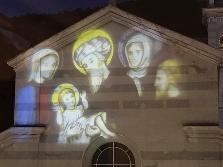 Giallo a Ventimiglia: velo e turbante nella Natività di Gesù proiettata sulla Chiesa/ Parroco: “Casco dalle nuvole”