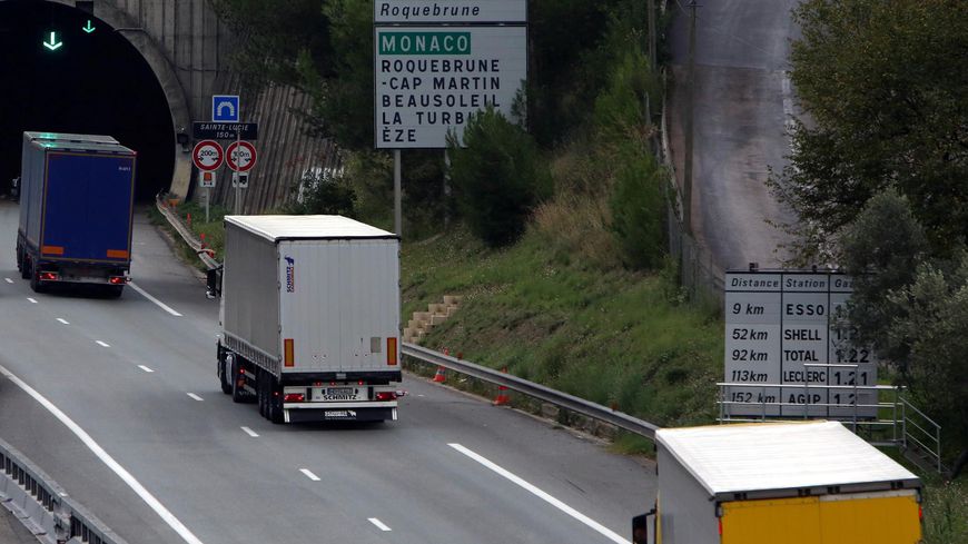 Mezzo pesante in fiamme sull’A8 verso Mentone, disagi per traffico e frontialieri
