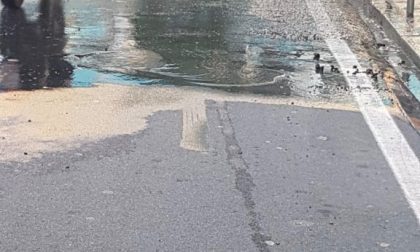 Continua da giovedì scorso la perdita d'acqua in via Legnano a Sanremo