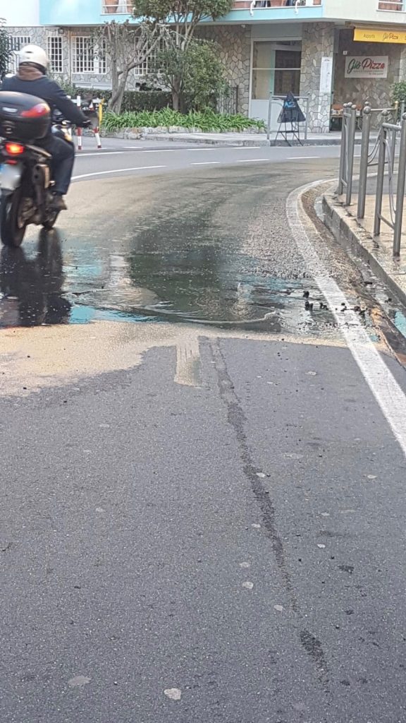 Continua da giovedì scorso la perdita d’acqua in via Legnano a Sanremo