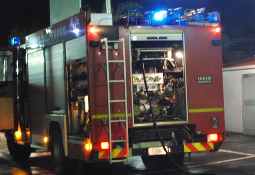 Brucia frigo gelati fuori da un bar, probabile corto circuito per la pioggia