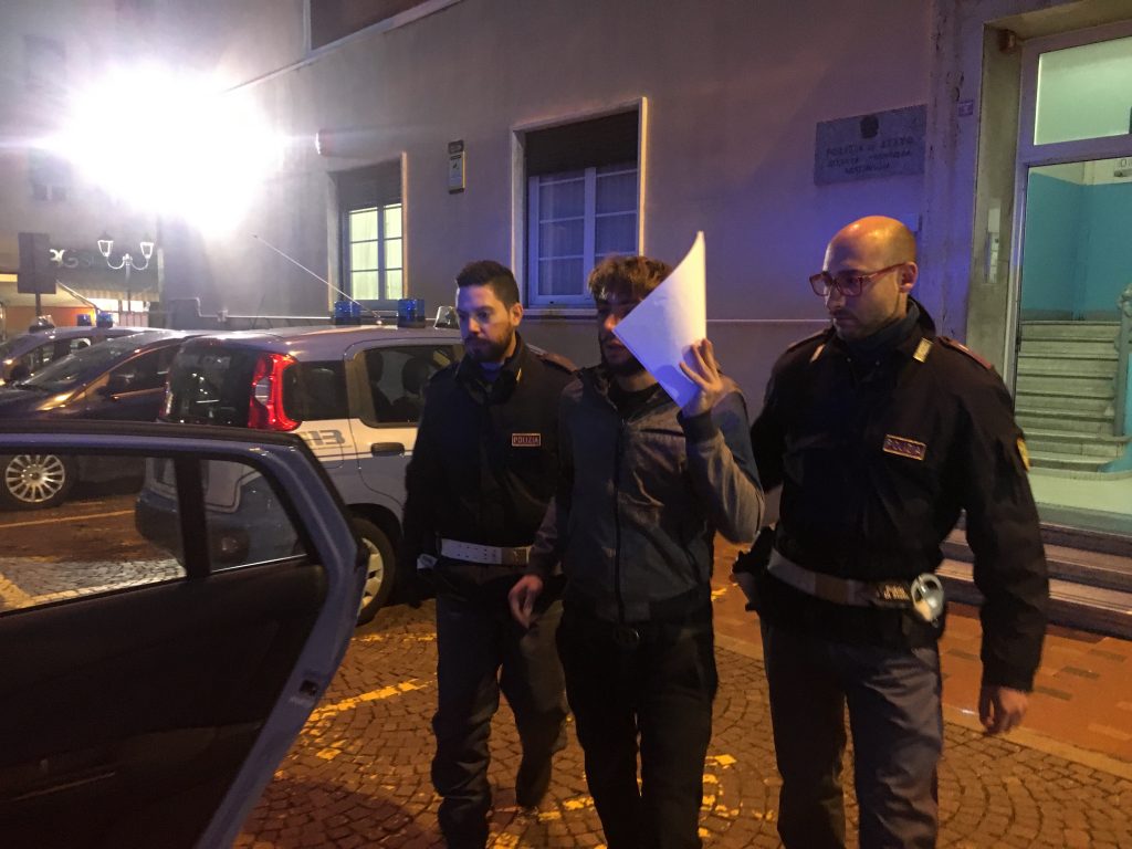 Latitante si finge turista per scappare in Francia, arrestato
