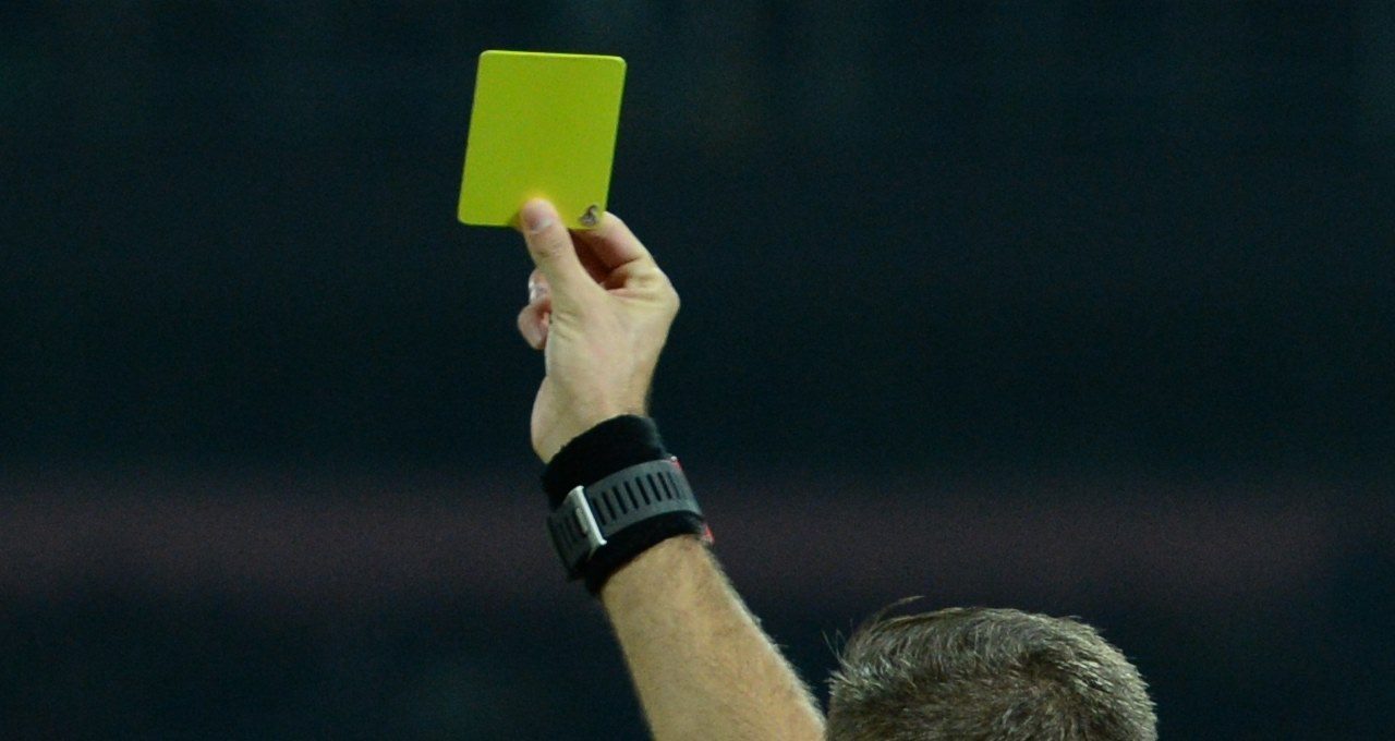 Mani al collo dell’arbitro, dirigente sportivo squalificato per due anni