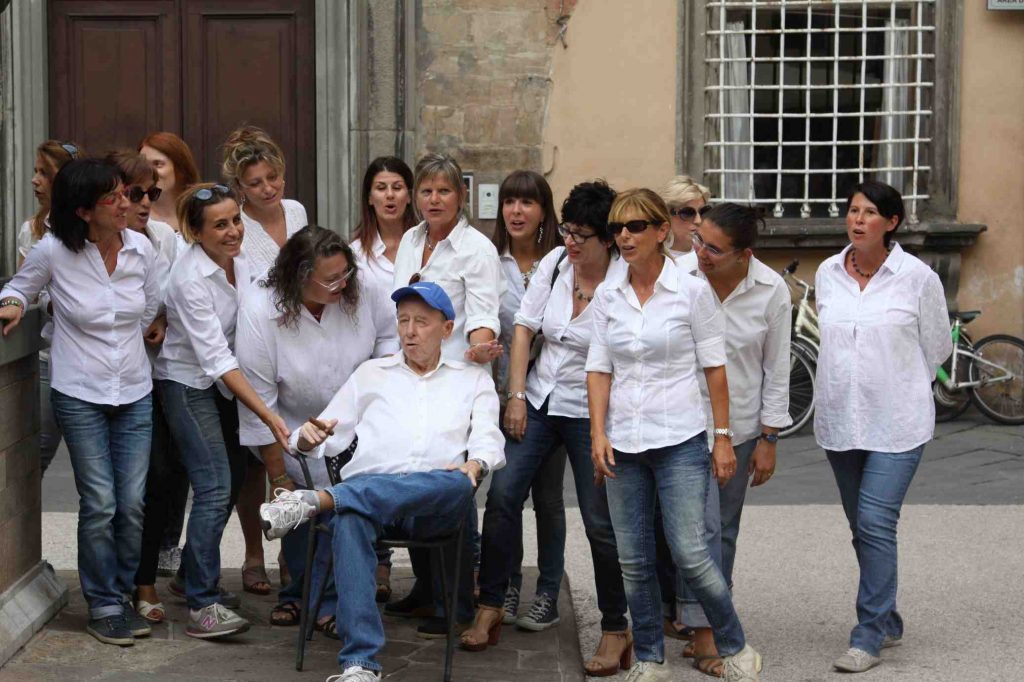 Il coro Mongioje fa gli auguri alla città di Imperia