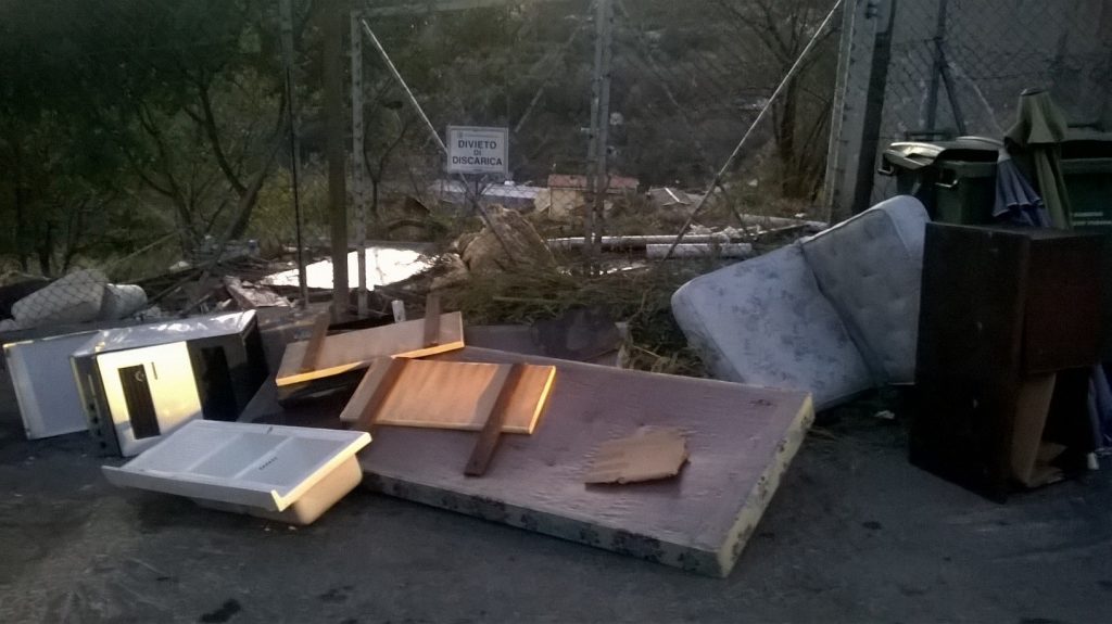 Sulle alture di Sanremo una discarica a cielo aperto