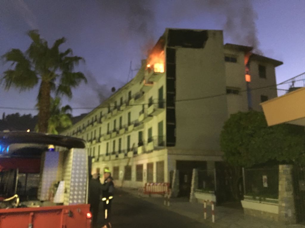 Vasto incendio all’ultimo piano dell’ex albergo Teresa messo all’asta