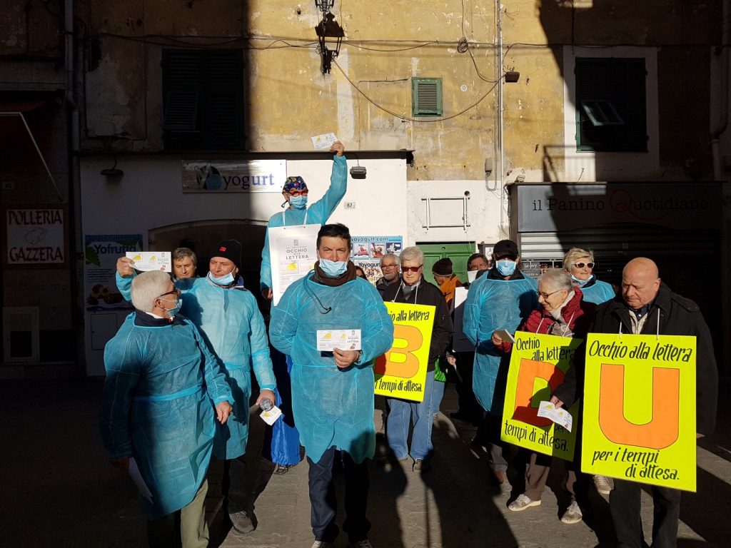 Pensionati della Cgil travestiti da medici per dire: Occhio alla Lettera/Foto e video