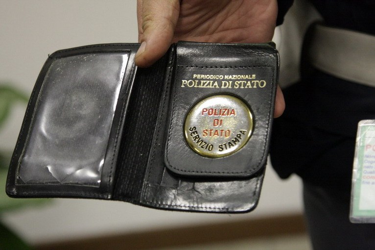 Un tesserino da poliziotta per i giochi erotici di una donna imperiese di 61 anni: condannata per falso