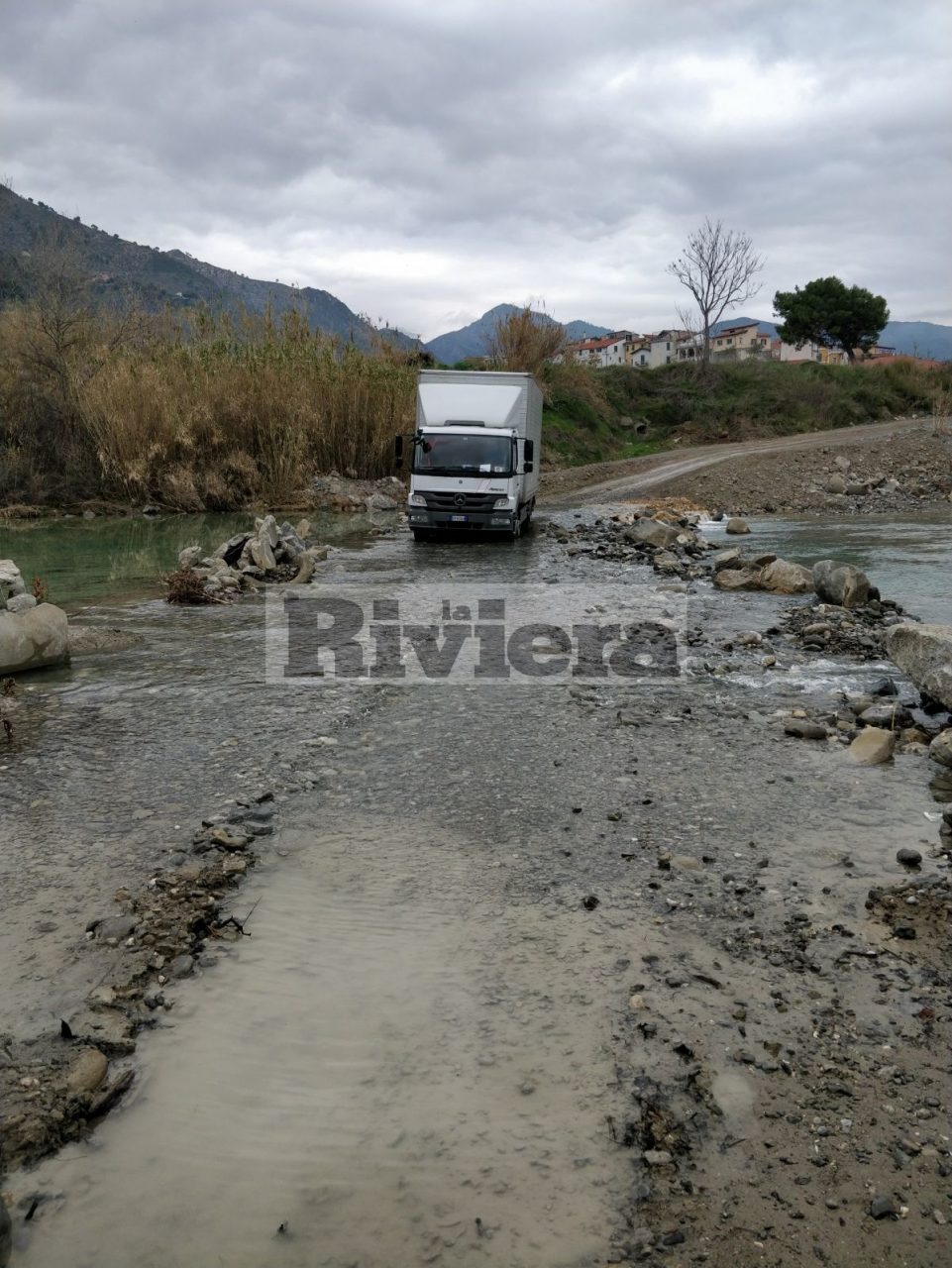 Camion resta intrappolato mentre tenta di guadare il torrente/ Foto. E’ l’ennesimo caso