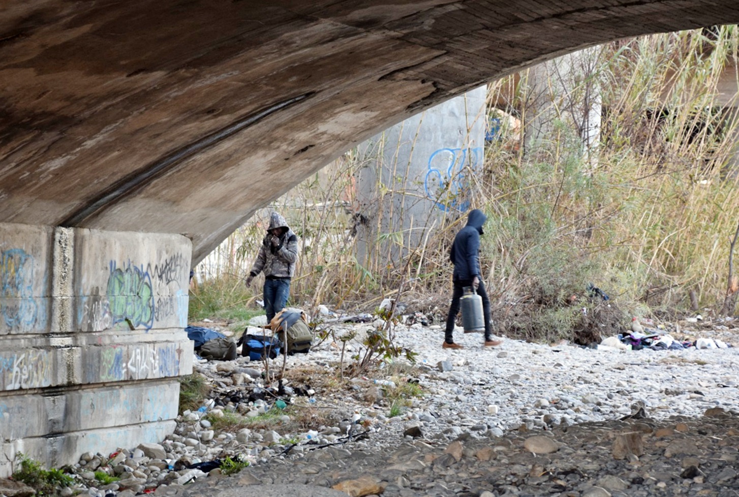 (1) Migranti Ventimiglia sgombero ponte Ferrovia Roja Roya