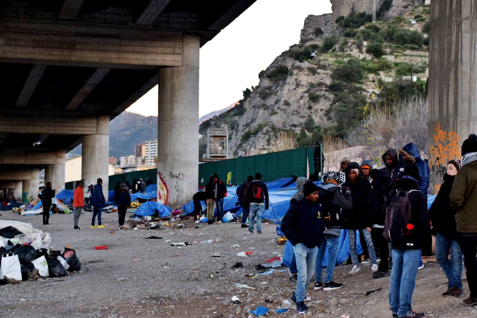 (1) Migranti Ventimiglia sgombero ponte Ferrovia Roja Roya_04