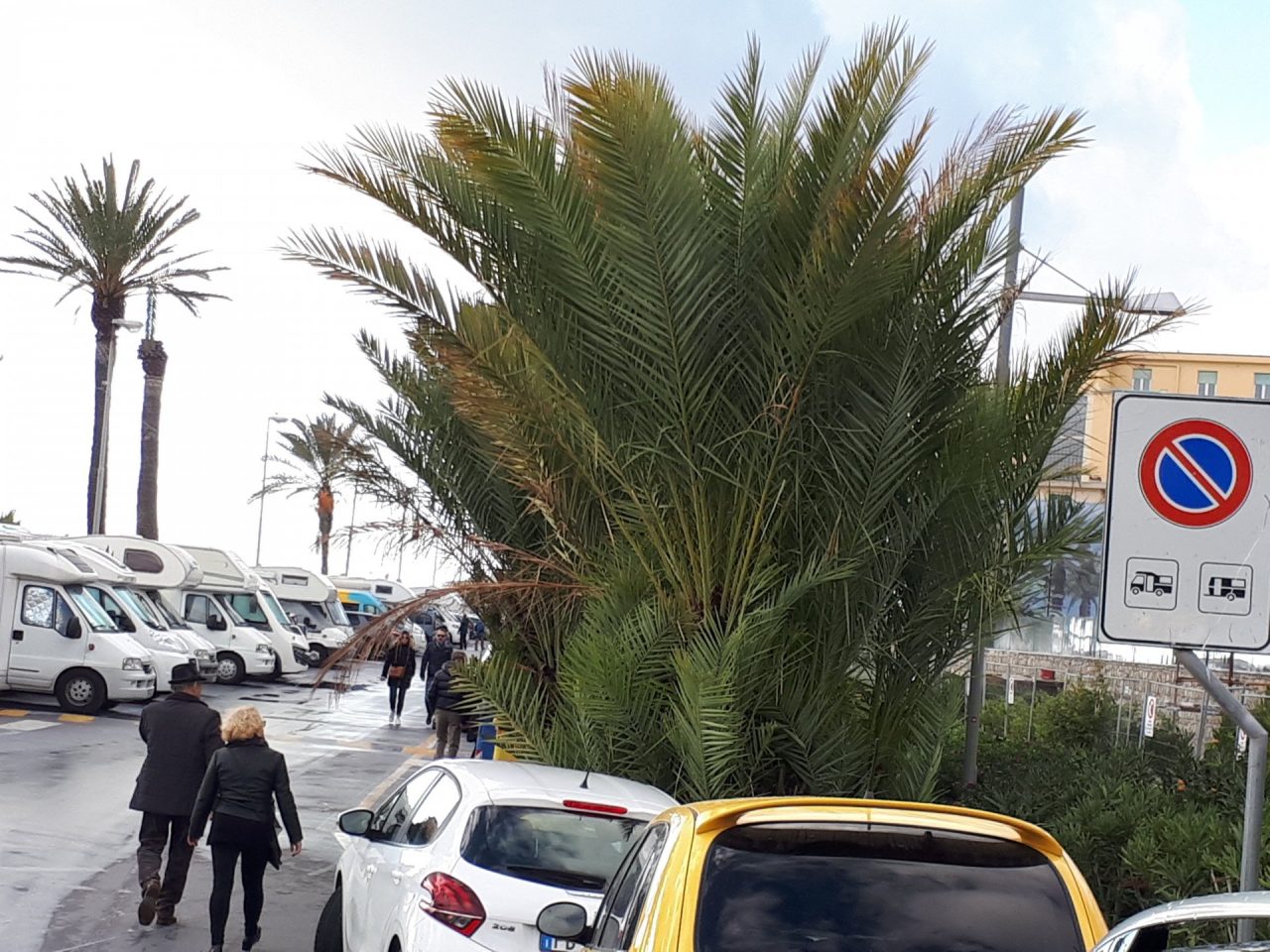 Camperisti “selvaggi” occupano il lungomare Vittorio Emanuele II