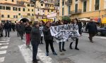 "Non chiudete la scuola, aggiustatela": le mamme in corteo avanzano in Comune/ foto e Video