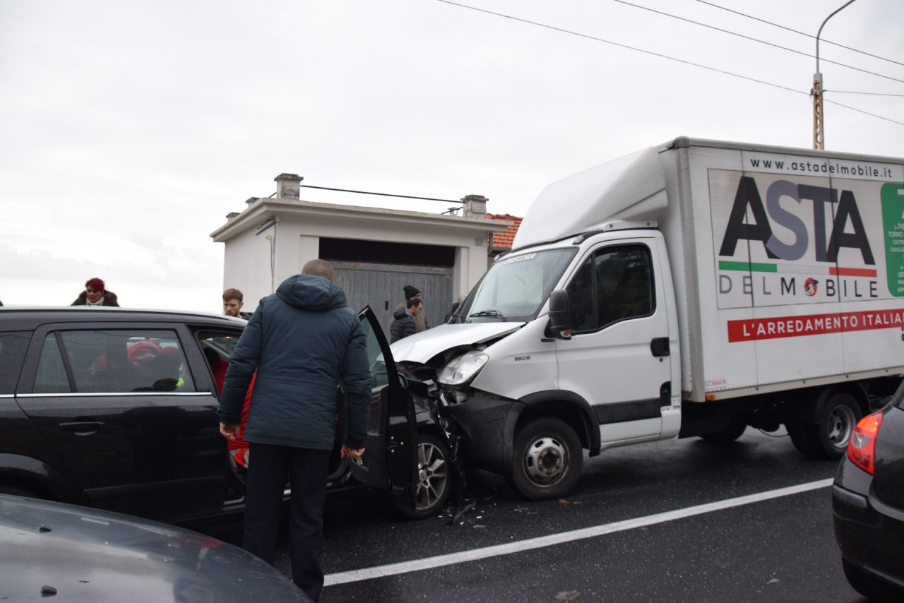 Schianto frontale a Ospedaletti, ferita barista di una gelateria del centro di Bordighera/ Foto