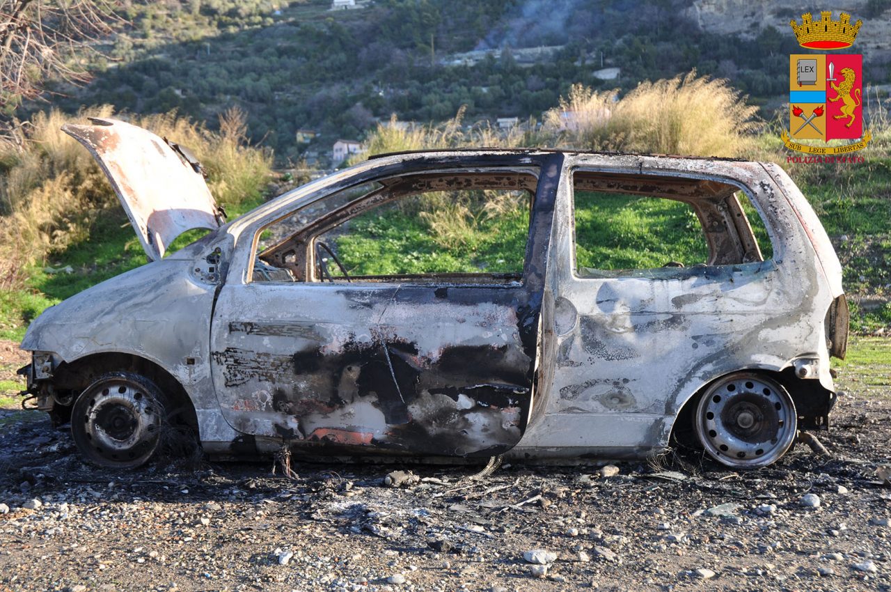 Incendia la propria auto per non pagare le spese di rottamazione, indagato 50enne