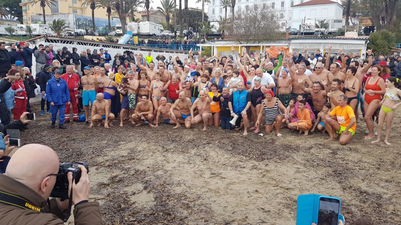 A 94 anni sfida le acque gelide per il Cimento Sanremo 2018