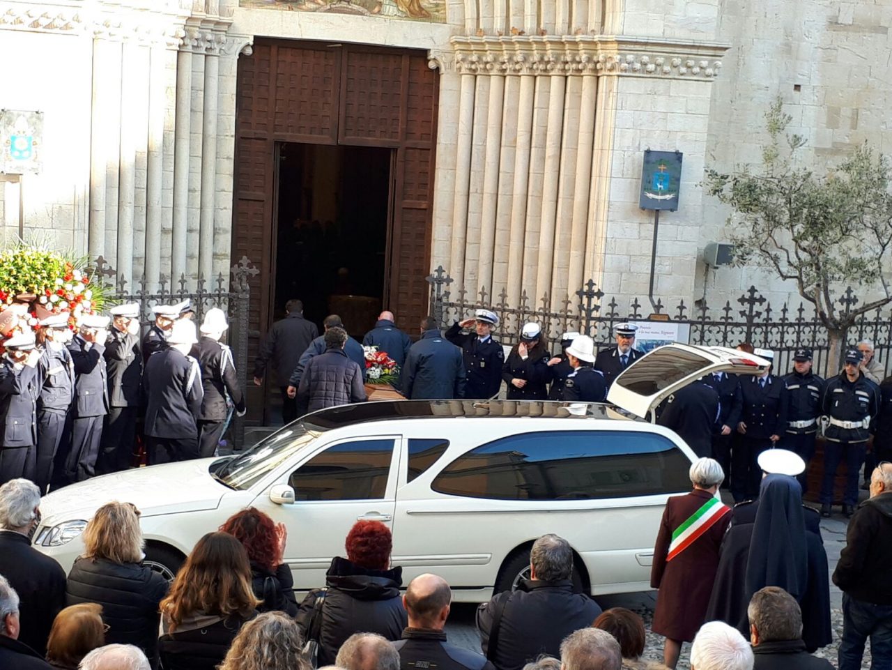 Commozione al funerale di Leone Durazzi. Colleghi da tutta la provincia e centinaia di sanremesi