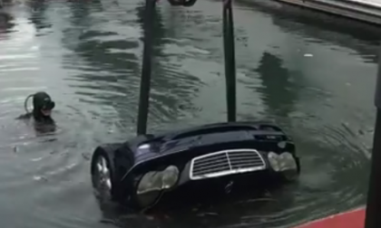 Sanremo: Mercedes finisce a bagno con la mareggiata al Portosole