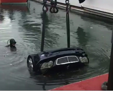 Sanremo: Mercedes finisce a bagno con la mareggiata al Portosole