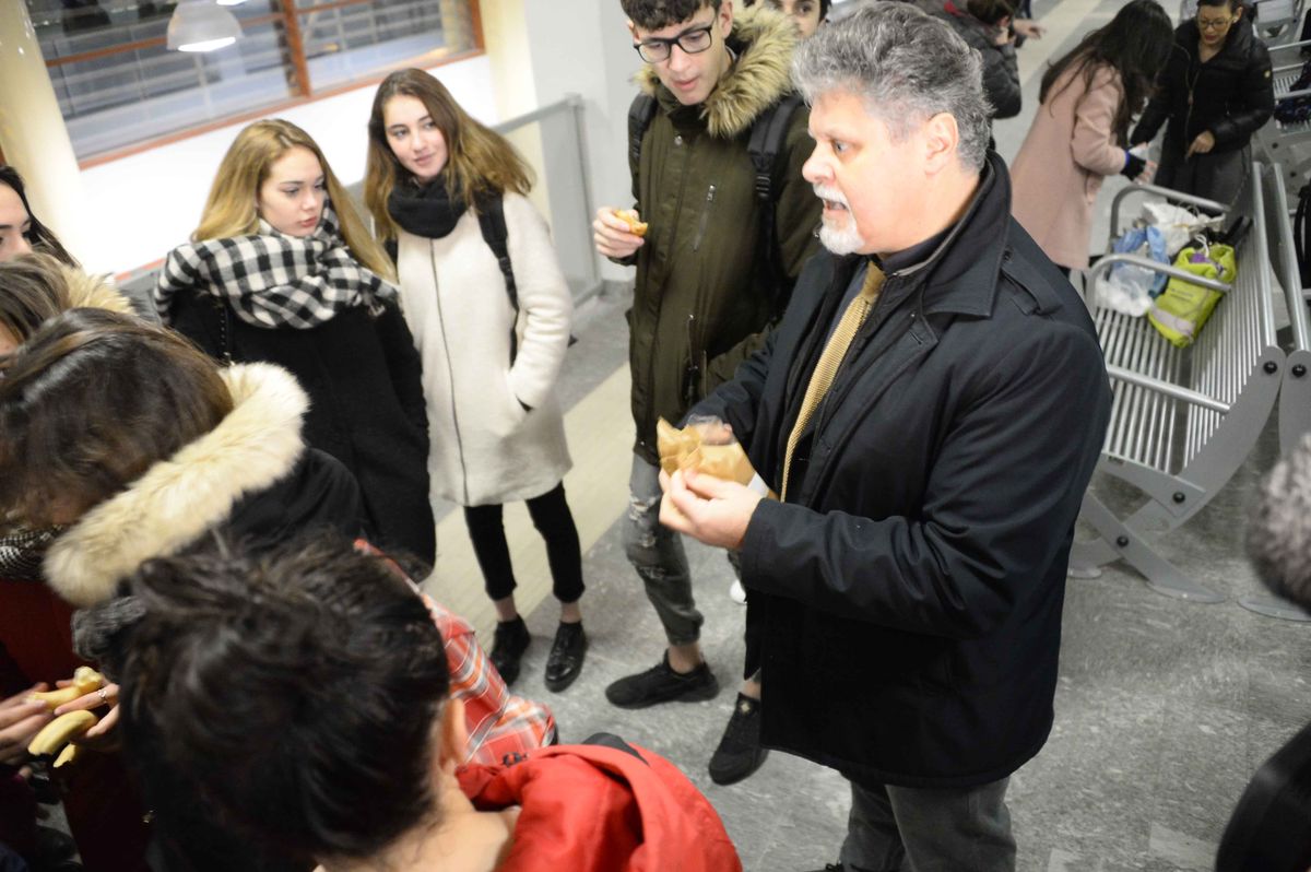 Pendolari offrono caffè stazione Imperia treni_02