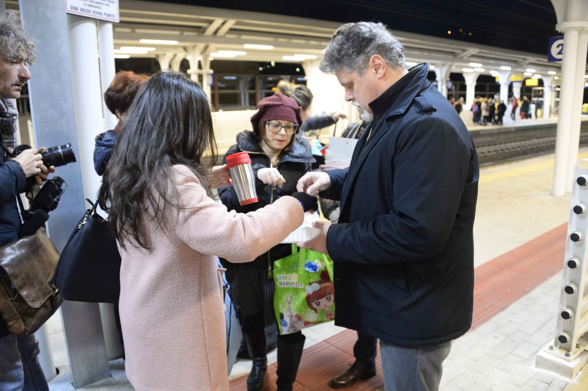 Pendolari offrono caffè stazione Imperia treni_03