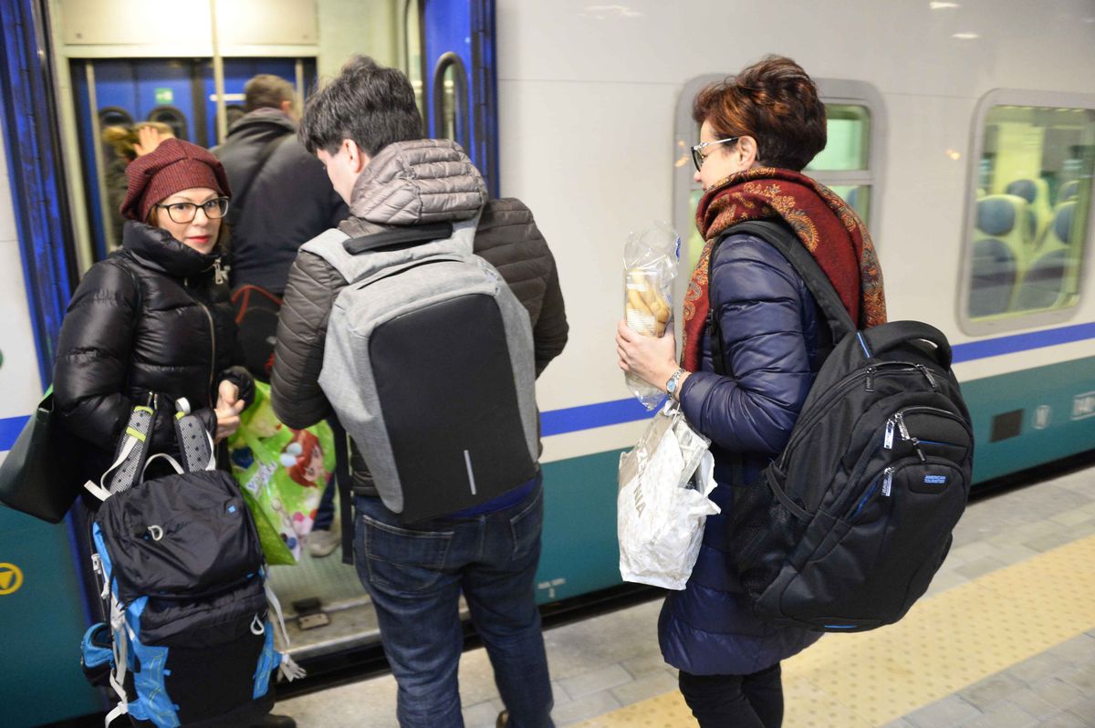 Pendolari offrono caffè stazione Imperia treni_04