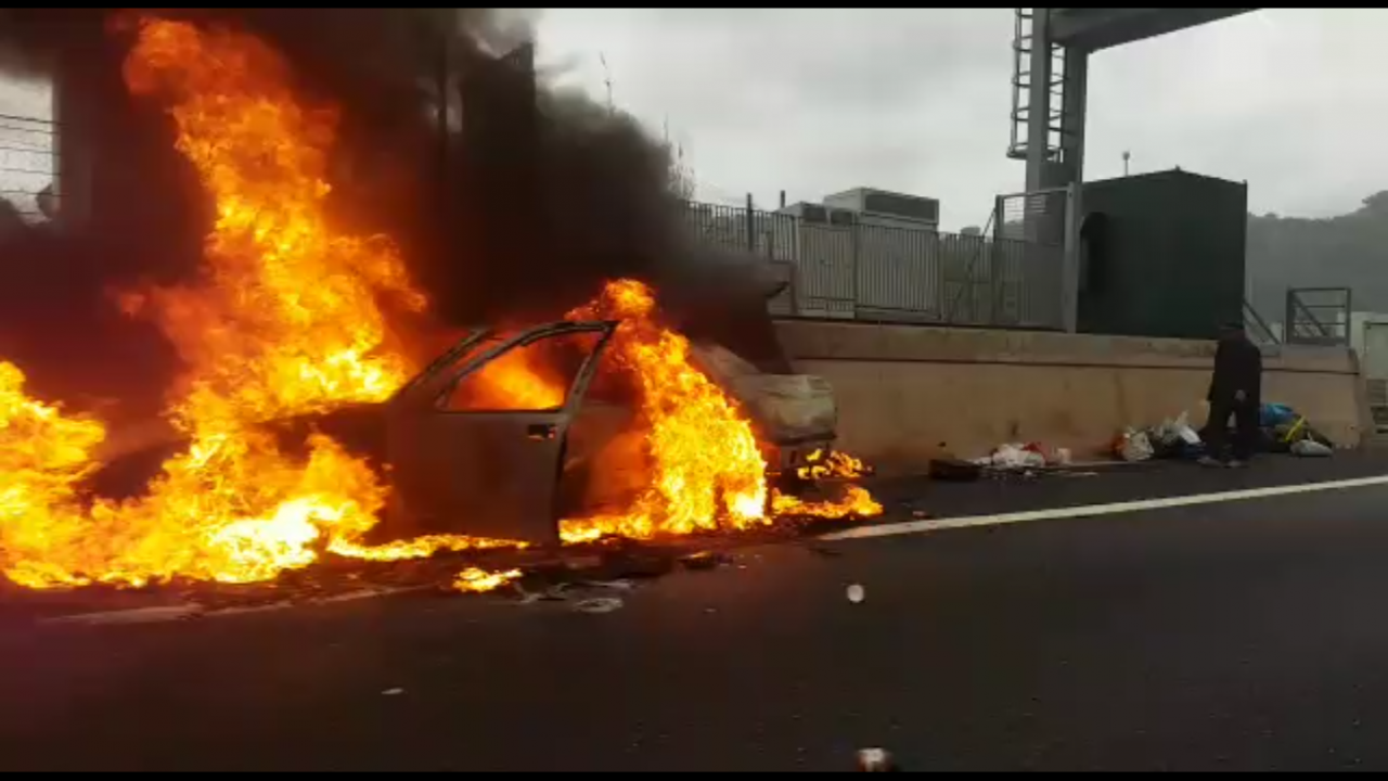 Brucia un’auto sull’A10 a Ventimiglia: i video e le le drammatiche immagini