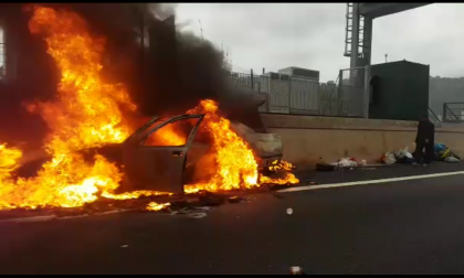 Brucia un'auto sull'A10 a Ventimiglia: i video e le le drammatiche immagini