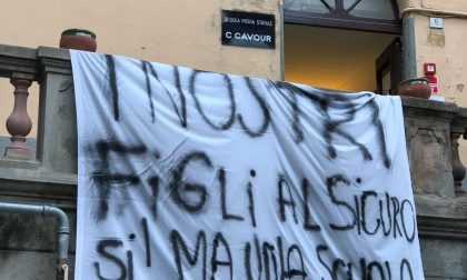 Ventimigia: corteo contro la chiusura della scuola, uno striscione fuori dalla Cavour