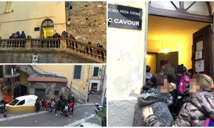 Genitori in piazza contro l'inagibilità della scuola Cavour, alcuni studenti non entrano