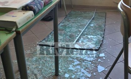 Crolla un finestra tra i banchi di scuola, tragedia sfiorata a Ventimiglia/ Foto