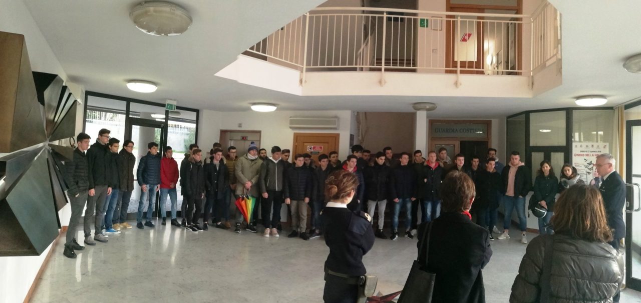 Gli studenti del Nautico alla Capitaneria di Porto