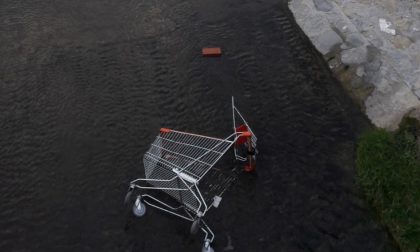 Alla foce del torrente... un carrello della spesa!